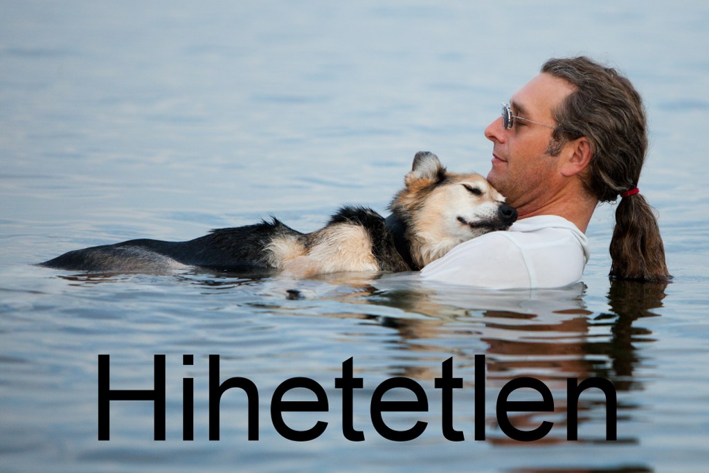Haldokló kutyájával úszik hogy csökkentse fájdalmait